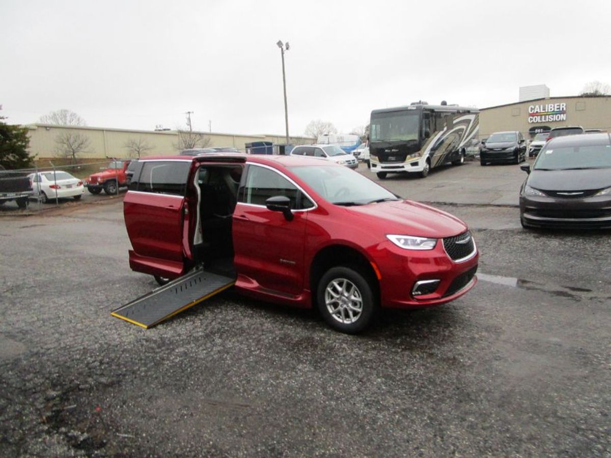 Número de imagen rojo Chrysler Pacifica 8