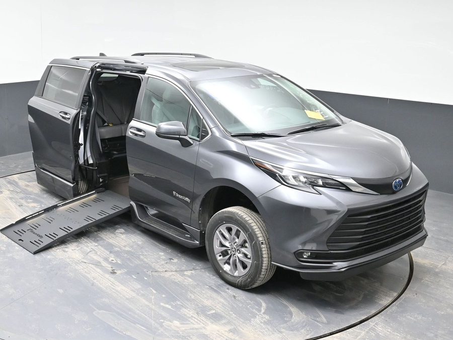 New 2025 Toyota Sienna Hybrid XLE Plus - BraunAbility Side Entry Entry Fold Out Automatic Ramp