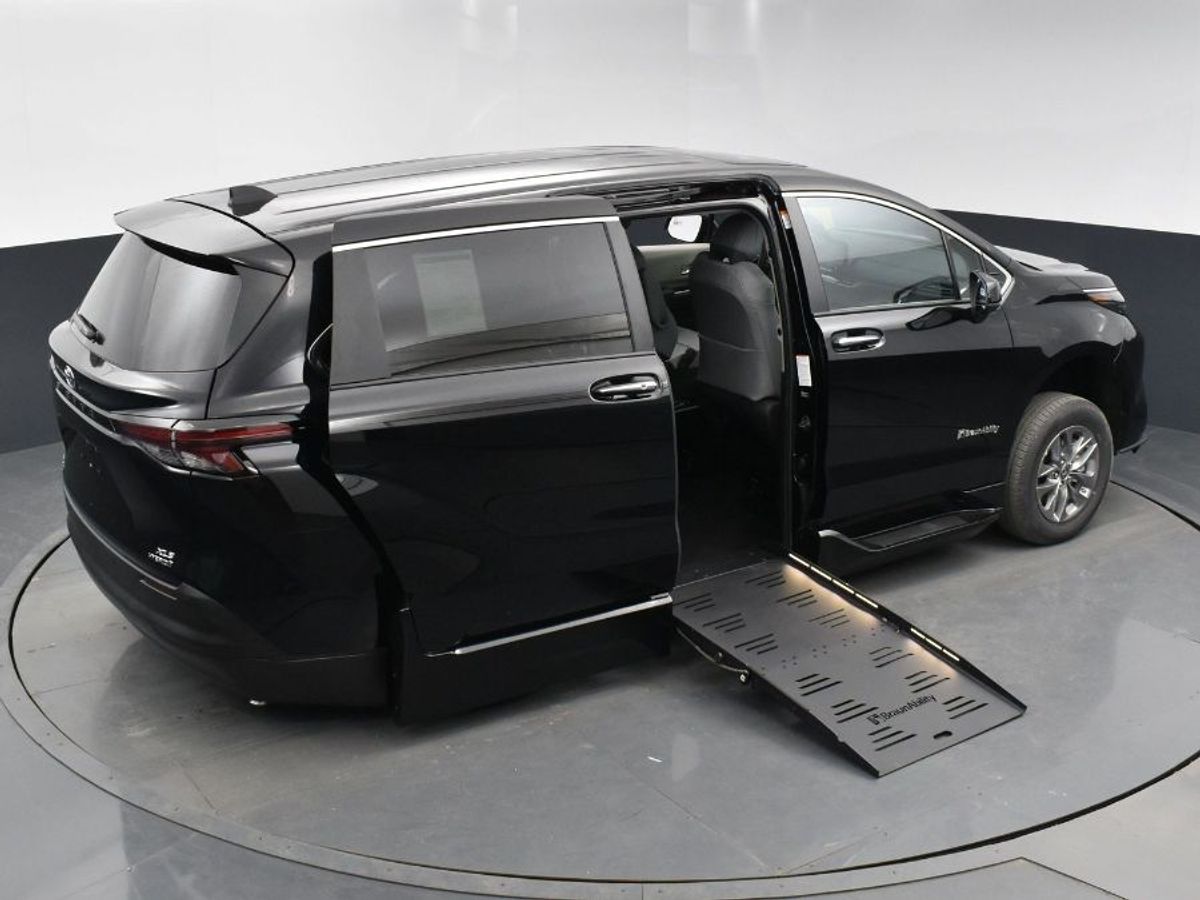 Black Toyota Sienna image number 16
