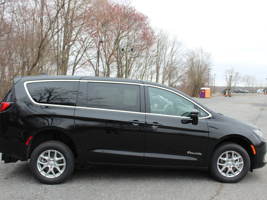 Black Chrysler Voyager image number 5