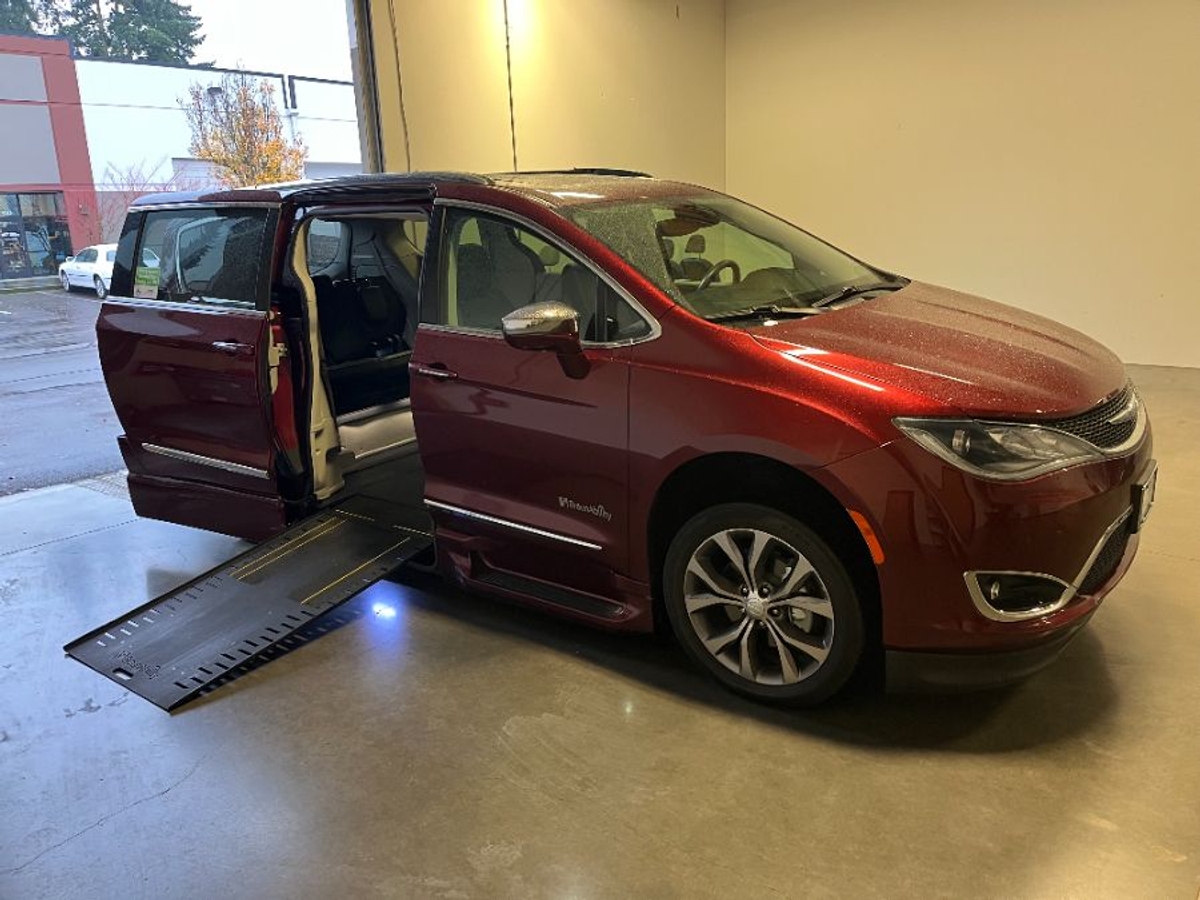 2018 CHRYSLER PACIFICA - Image 2