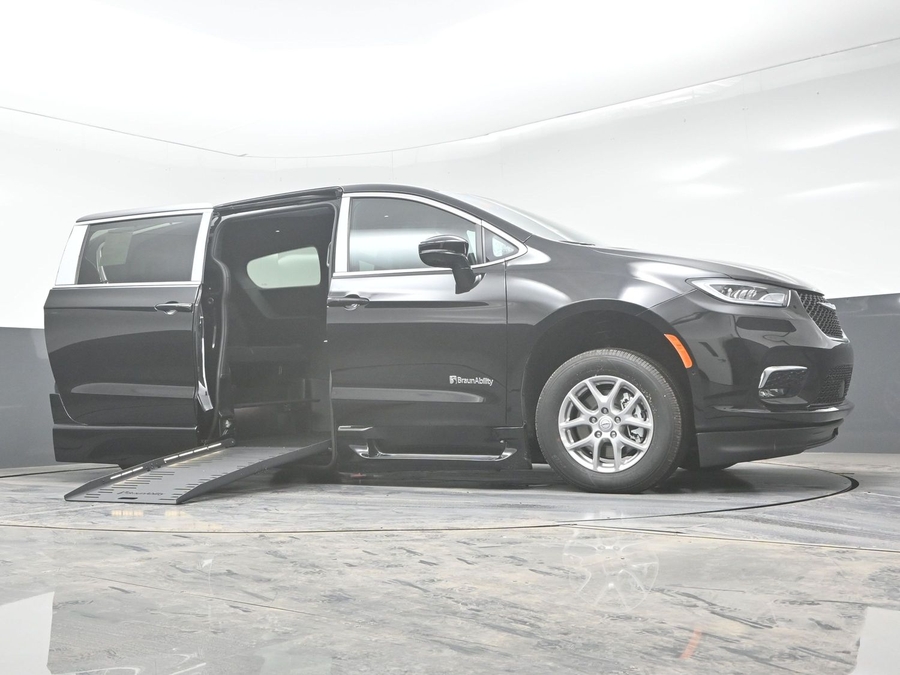 New 2025 Chrysler Pacifica Select Safety - BraunAbility Side Entry Entry Fold Out Automatic Ramp