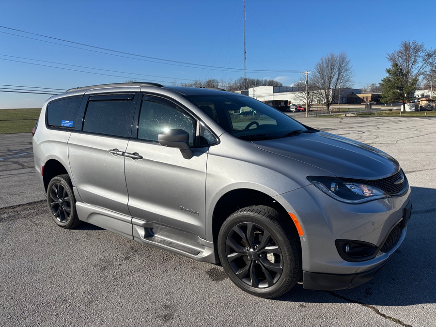 Used 2020 Chrysler Pacifica Touring L - BraunAbility Side Entry Entry In Floor Automatic Ramp