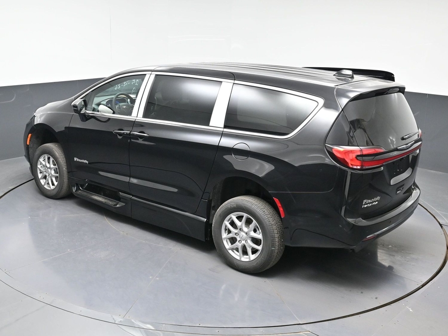 Black Chrysler Pacifica image number 21