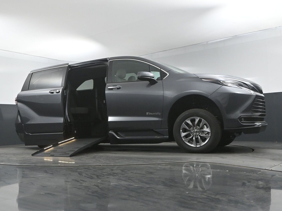 New 2025 Toyota Sienna Hybrid XLE Base - BraunAbility Side Entry Entry Fold Out Automatic Ramp