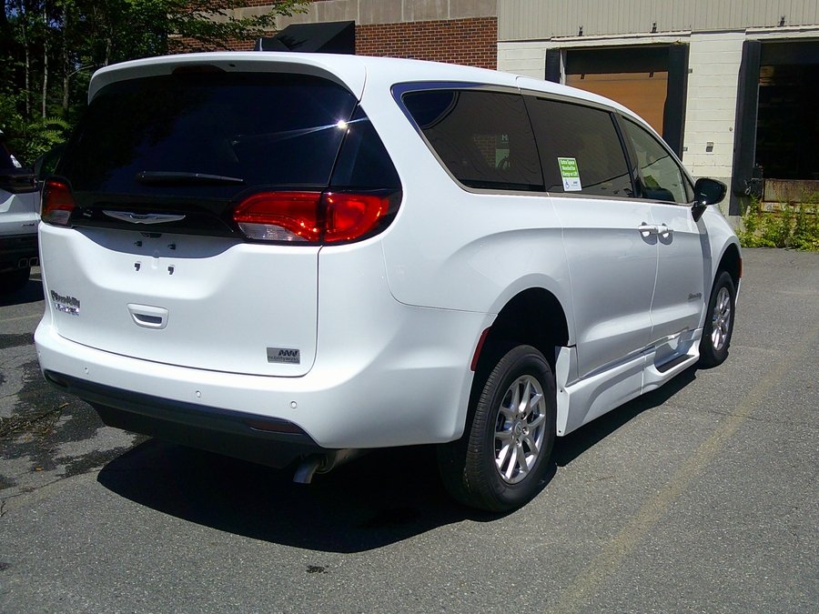 White Chrysler Voyager image number 7