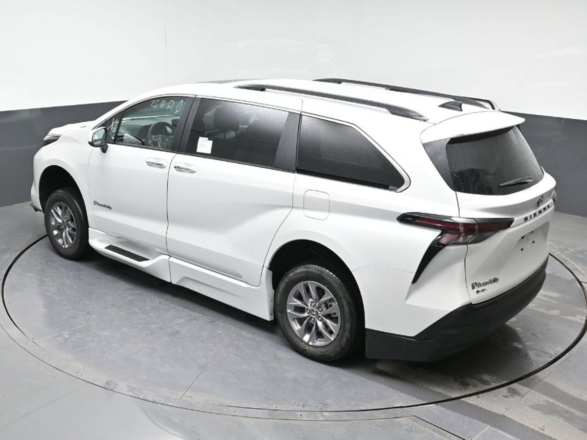 2025 TOYOTA SIENNA - Image 11