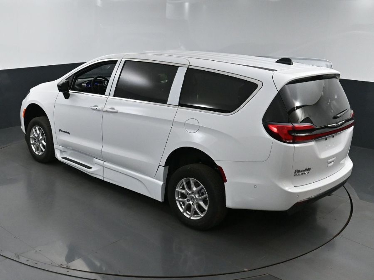2025 CHRYSLER PACIFICA - Image 24