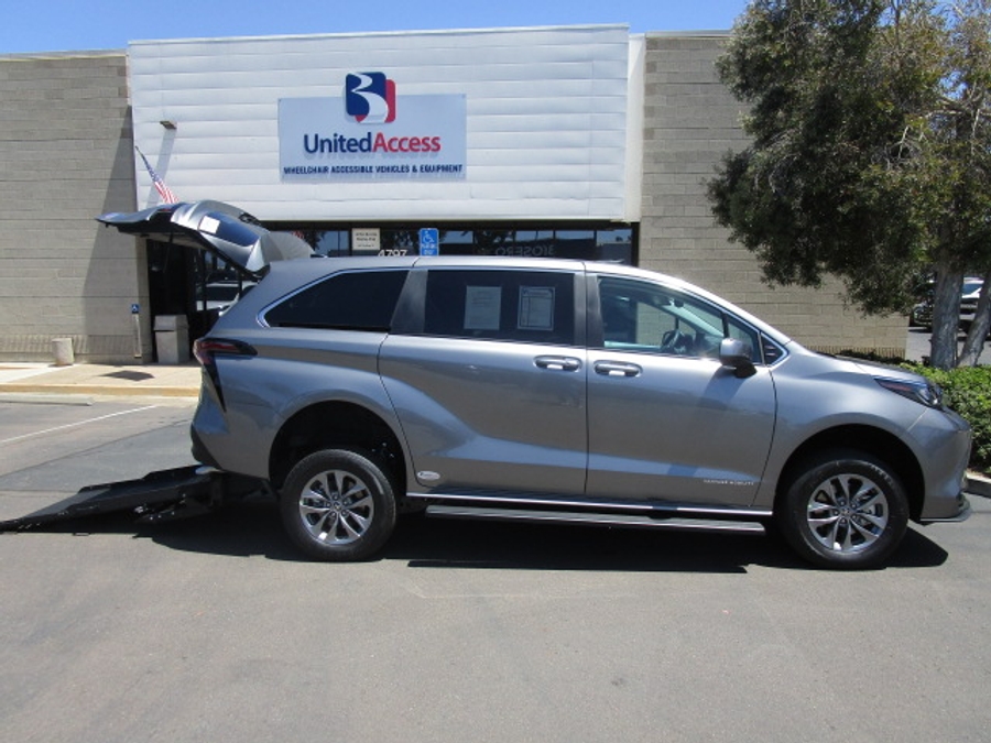 New 2026 Toyota Sienna Hybrid LE - Vantage Mobility Commercial Rear Entry Entry Fold Out Manual Ramp