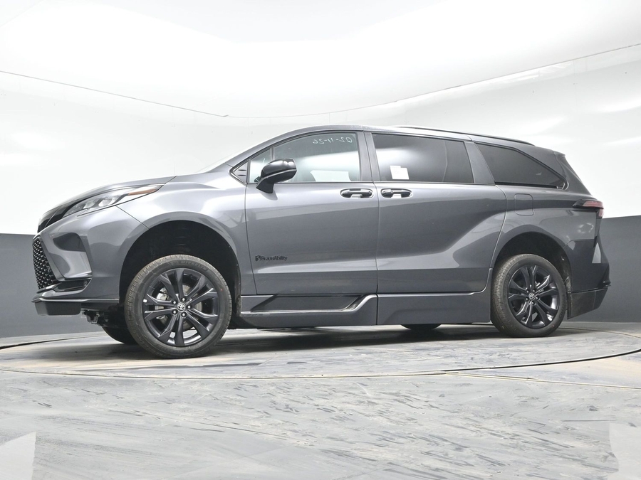 Grey Toyota Sienna image number 19