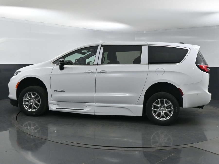 New 2025 Chrysler Pacifica Select Safety - BraunAbility Side Entry Entry In Floor Automatic Ramp