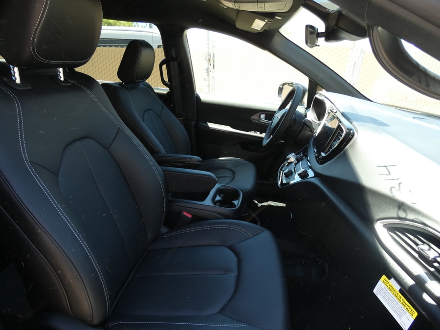 2026 Chrysler Voyager LX - Photo 6