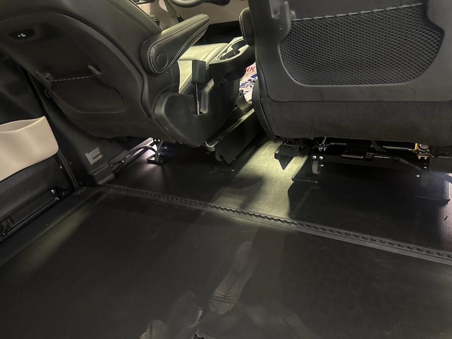 Black Chrysler Pacifica image number 14