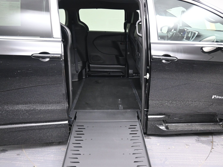 Black Chrysler Pacifica image number 9