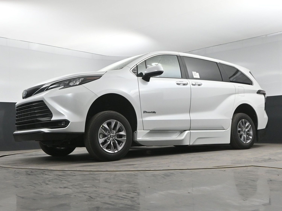 New 2025 Toyota Sienna Hybrid XLE Base - BraunAbility Side Entry Entry Fold Out Automatic Ramp