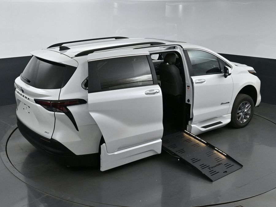 New 2025 Toyota Sienna Hybrid XLE Plus - BraunAbility Side Entry Entry Fold Out Automatic Ramp