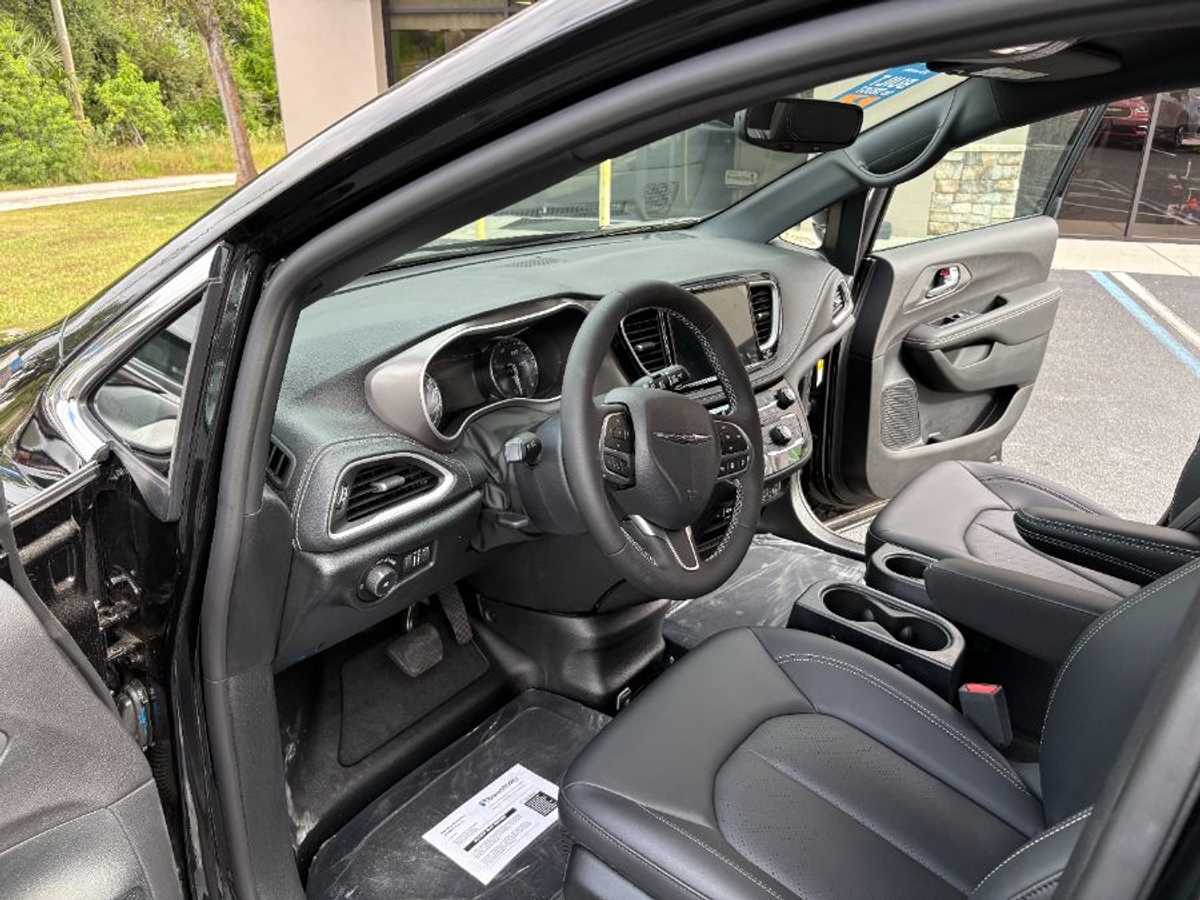 2025 CHRYSLER PACIFICA - Image 16