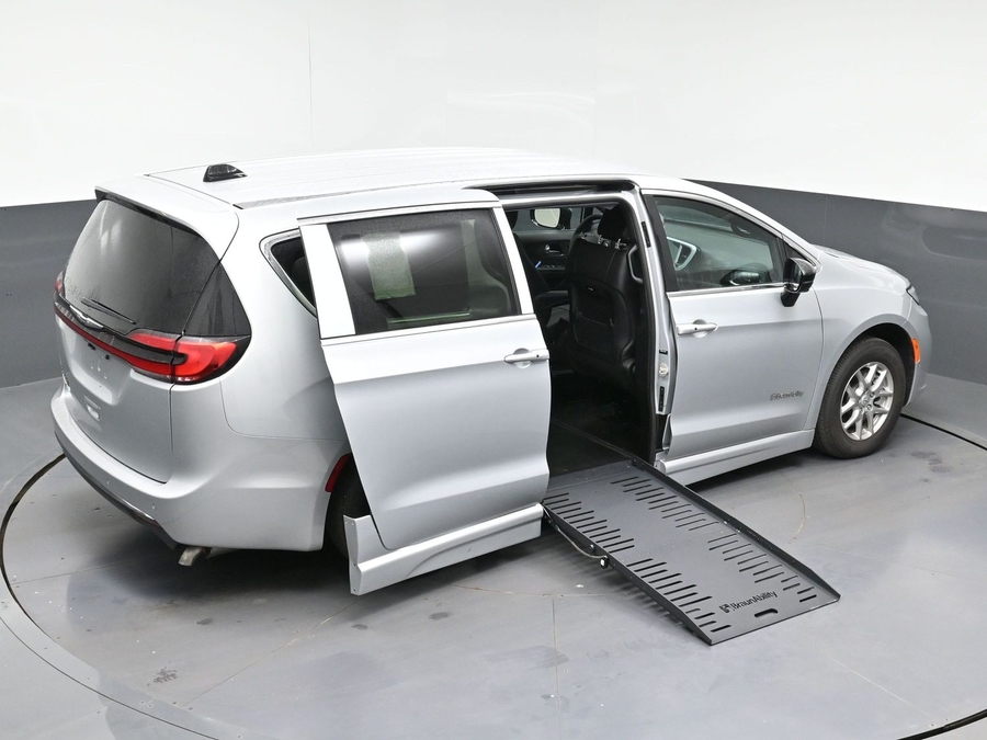 New 2026 Chrysler Pacifica Select - BraunAbility Side Entry Fold Out Automatic Ramp