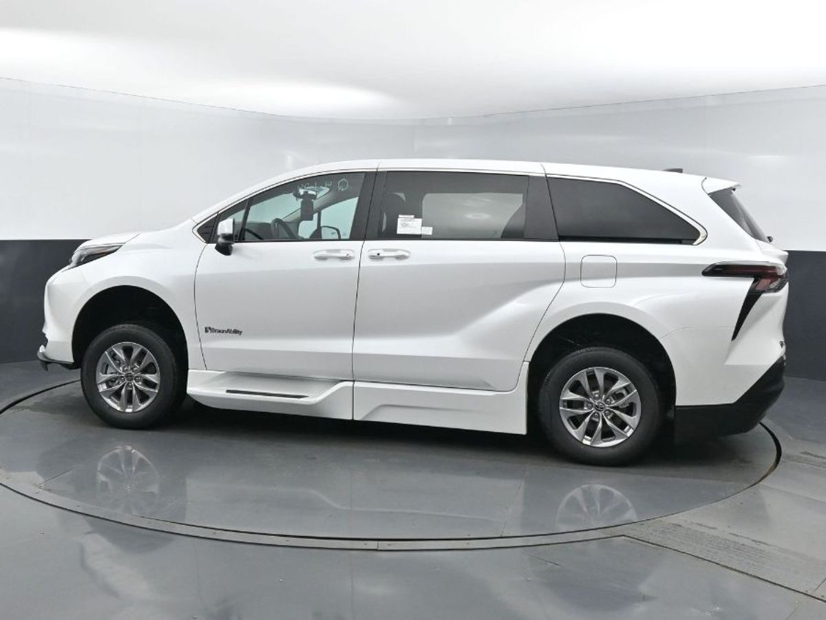 White Toyota Sienna image number 20