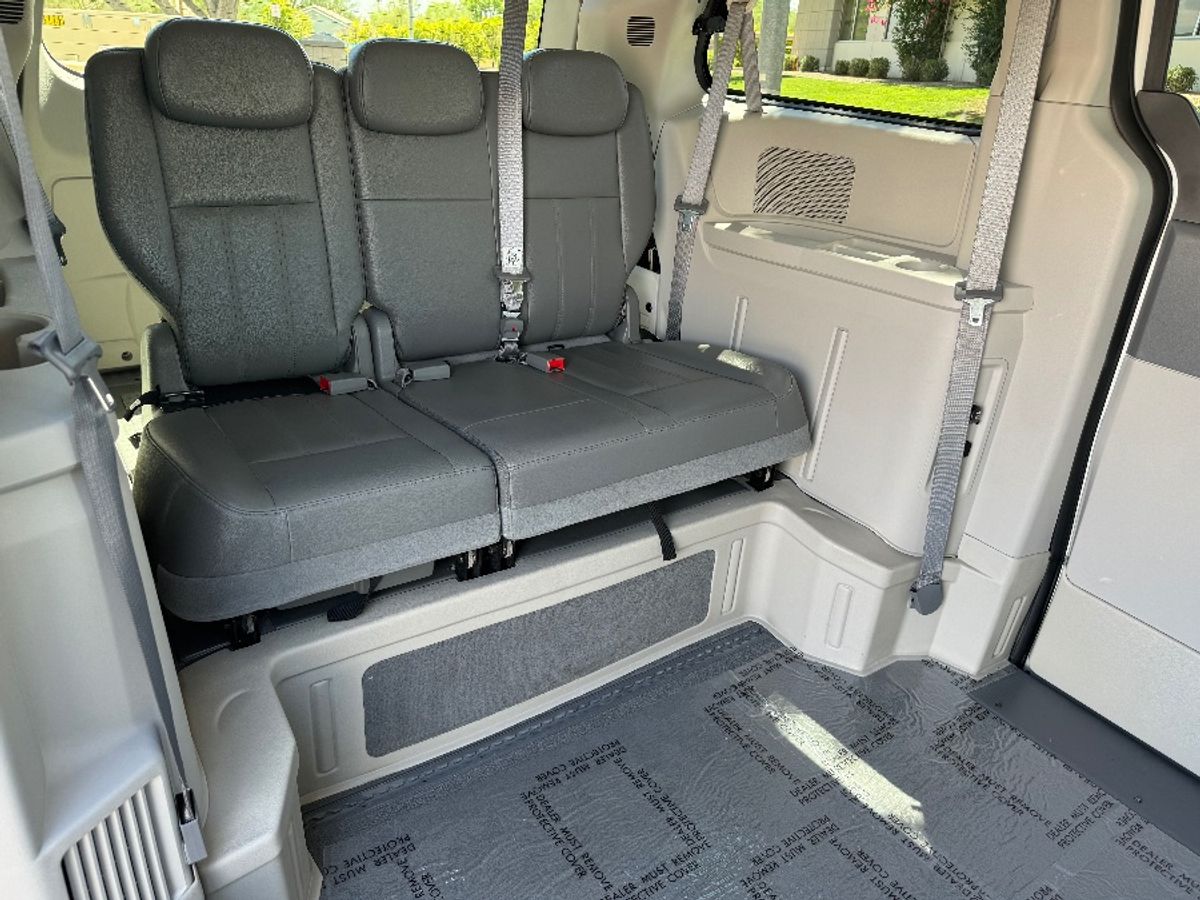 2010 DODGE GRAND CARAVAN - Image 9