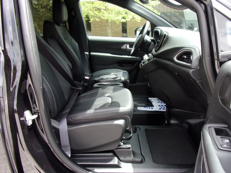 Black Chrysler Pacifica image number 14