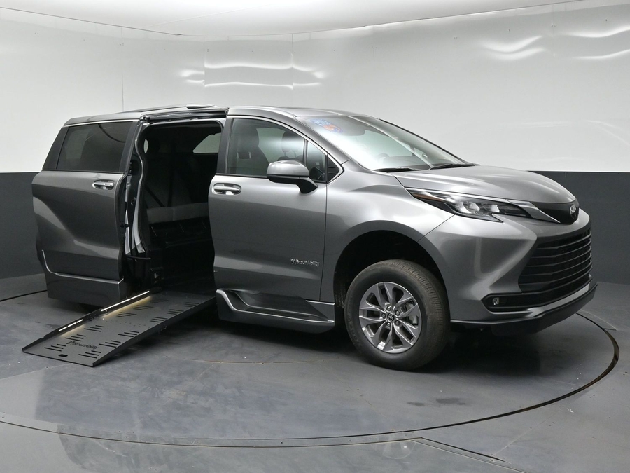 New 2026 Toyota Sienna Hybrid XLE Base - BraunAbility Side Entry Fold Out Automatic Ramp