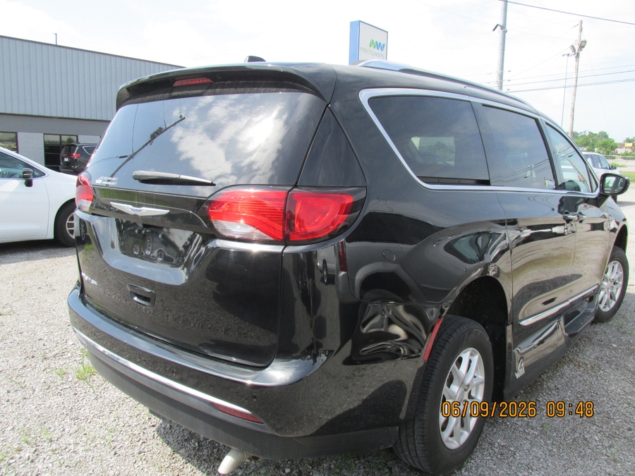 Black Chrysler Pacifica image number 5