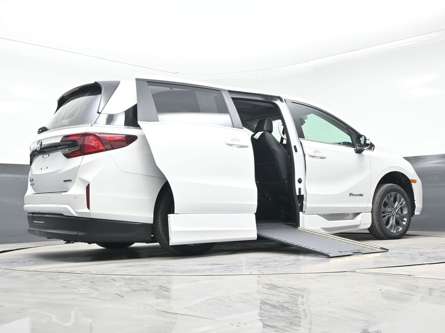 White Honda Odyssey image number 21