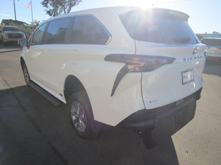 New 2026 Toyota Sienna Hybrid LE - Vantage Mobility Commercial Rear Entry Entry Fold Out Manual Ramp