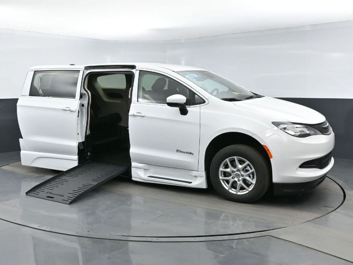 White Chrysler Voyager image number 17