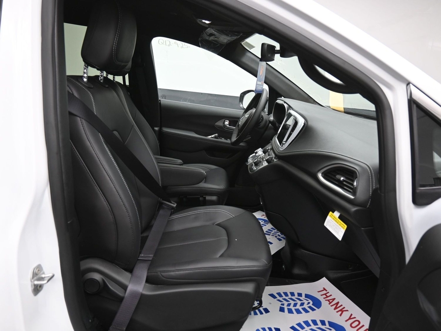 White Chrysler Pacifica image number 5