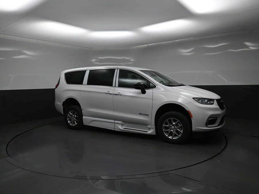White Chrysler Pacifica image number 14
