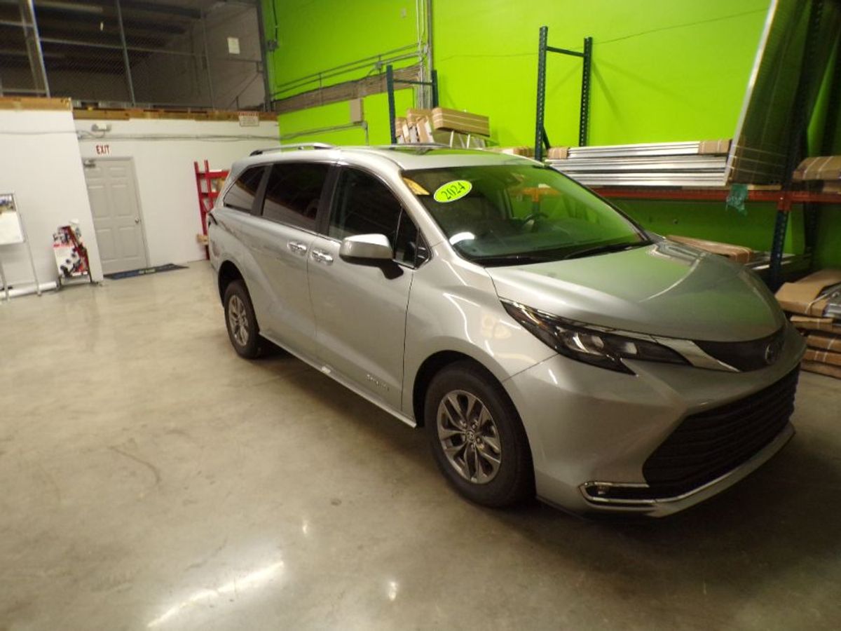 Silver Toyota Sienna image number 14