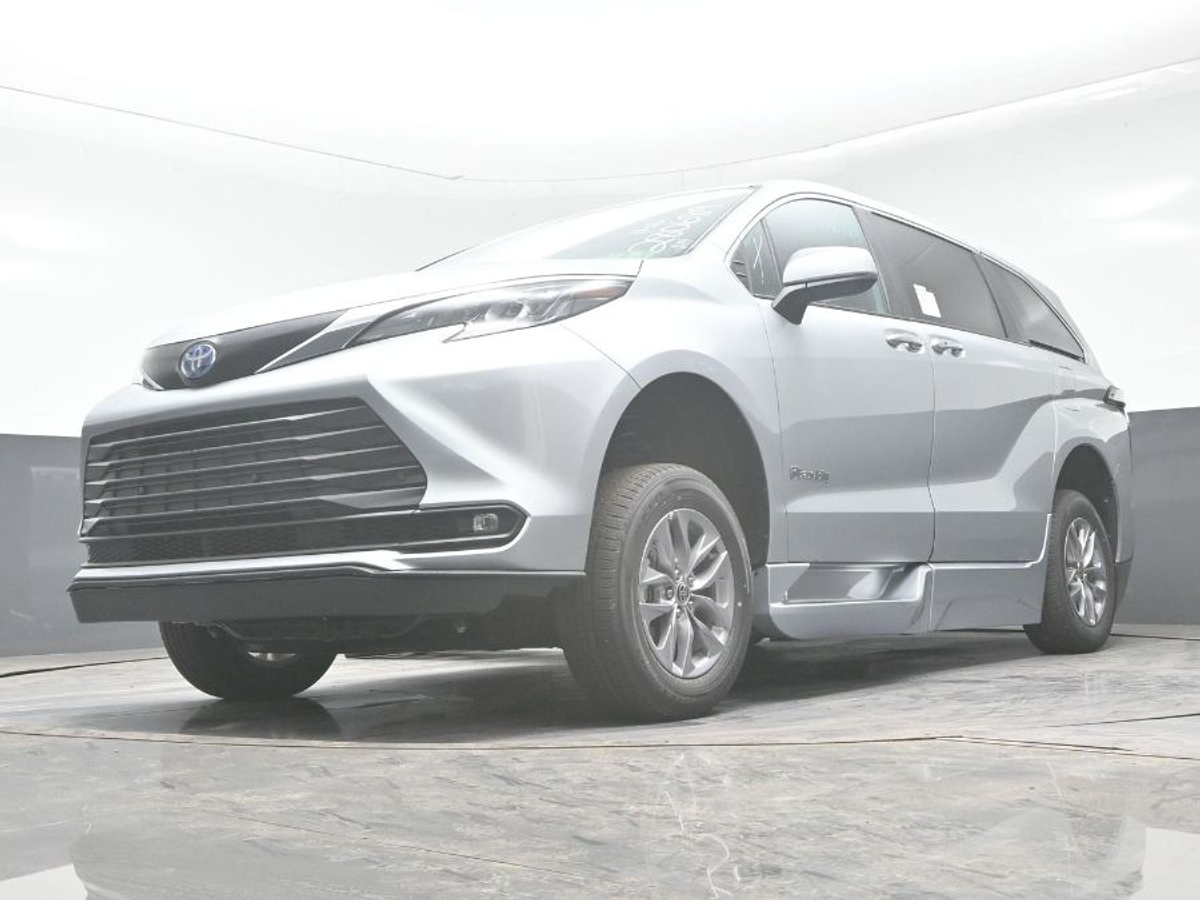 Silver Toyota Sienna image number 19