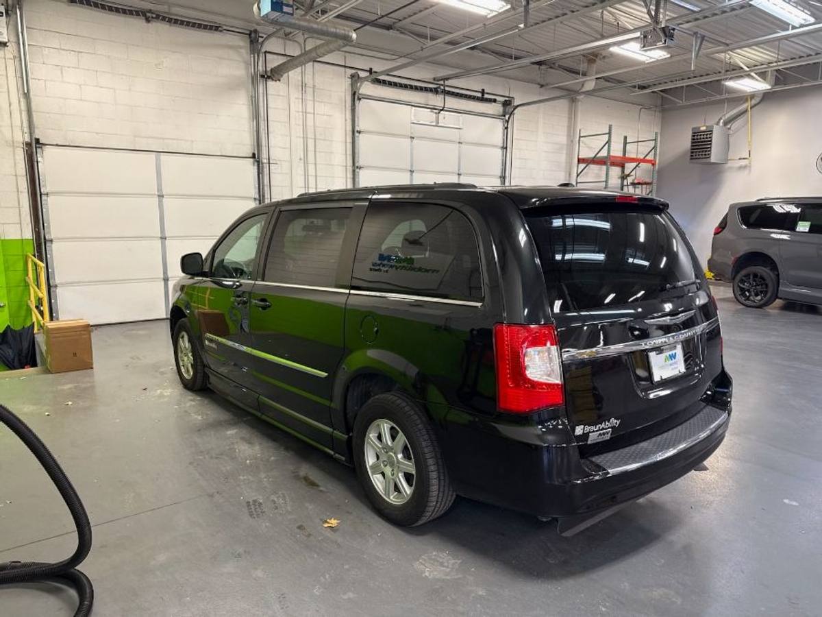 2011 CHRYSLER TOWN AND COUNTRY - Image 8