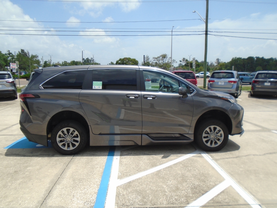 Grey Toyota Sienna image number 4