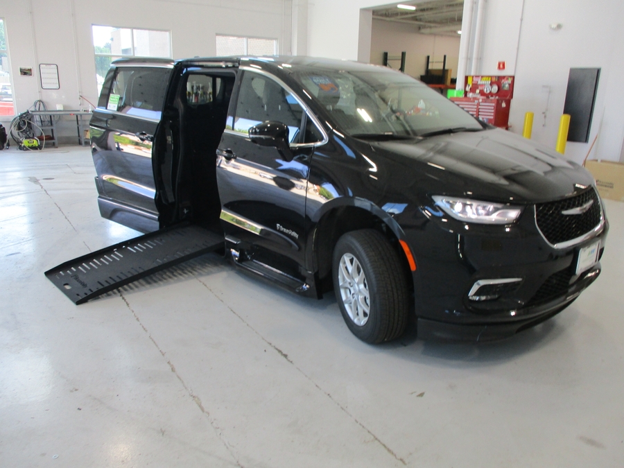 2026 Chrysler Pacifica Select's photo