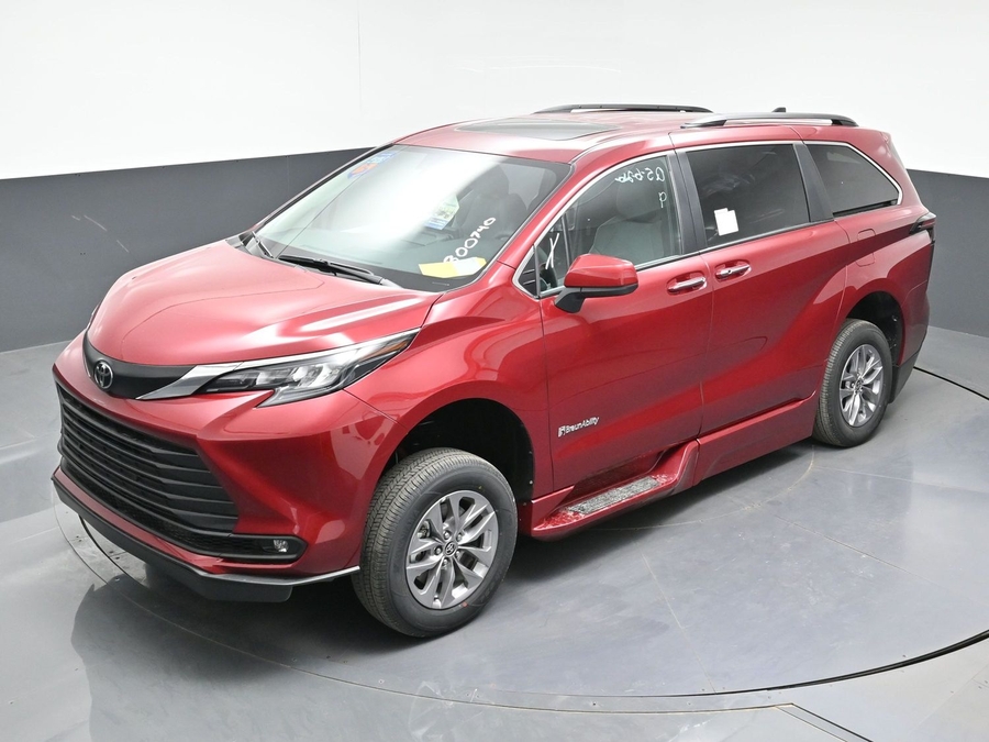 Red Toyota Sienna image number 20