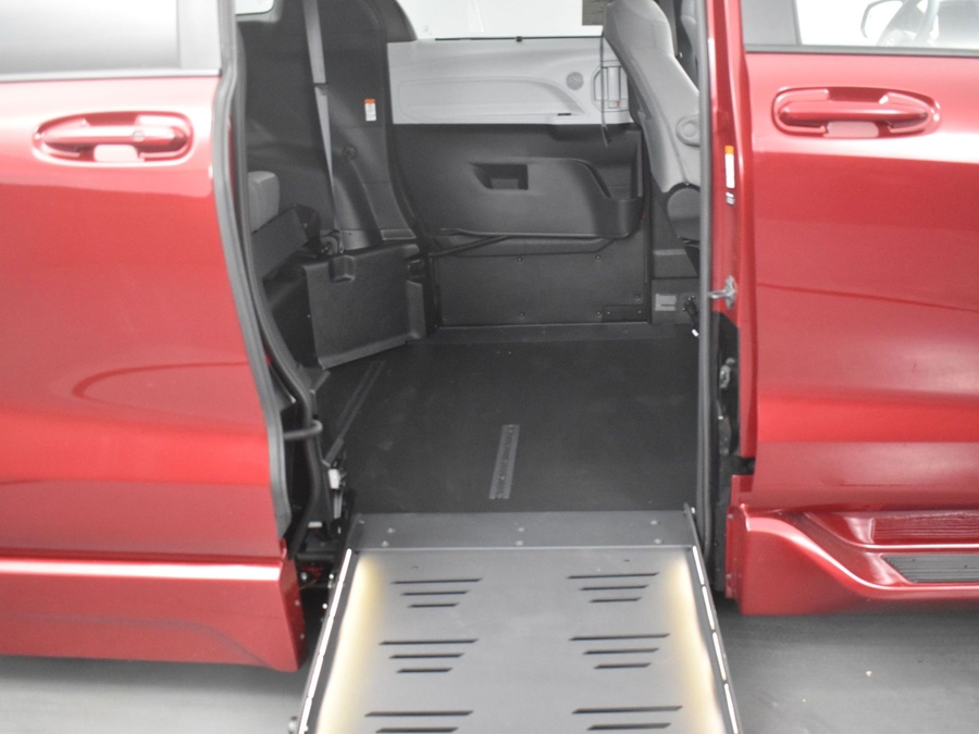 New 2025 Toyota Sienna Hybrid LE - BraunAbility Side Entry Entry Fold Out Automatic Ramp