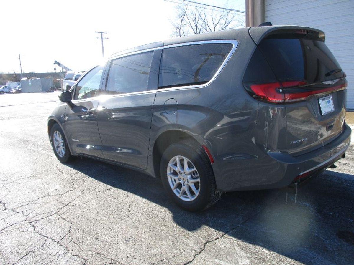 Chrysler Pacifica gris imagen numero 3