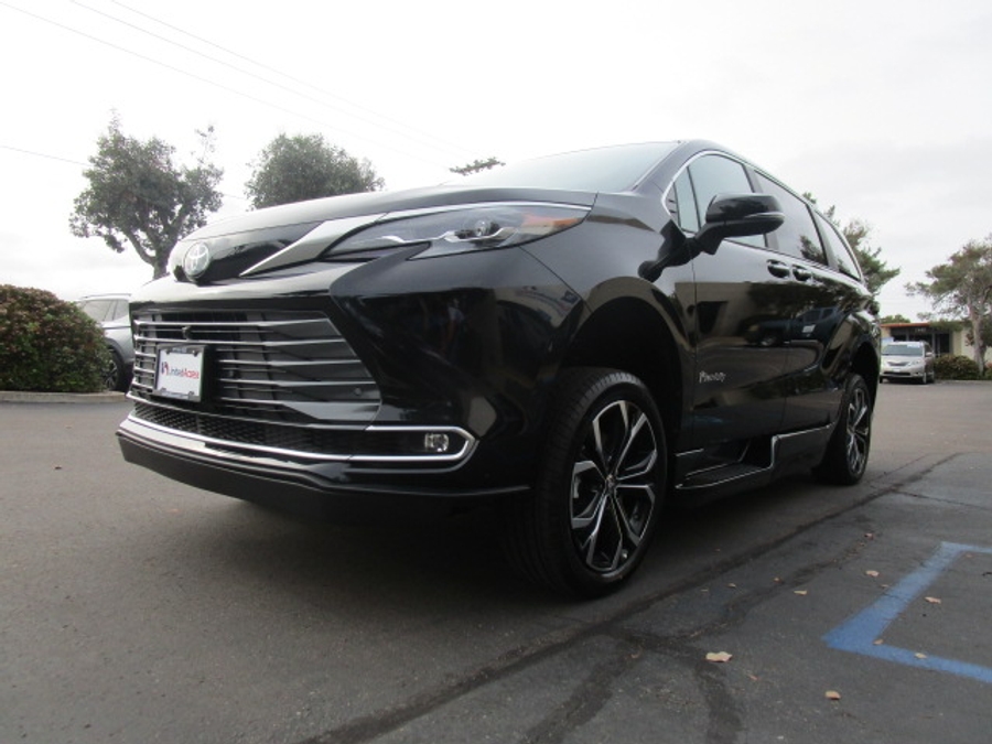 New 2025 Toyota Sienna Hybrid Platinum - BraunAbility Side Entry Entry In Floor Automatic Ramp