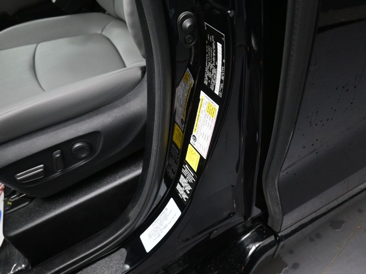 Black Toyota Sienna image number 20