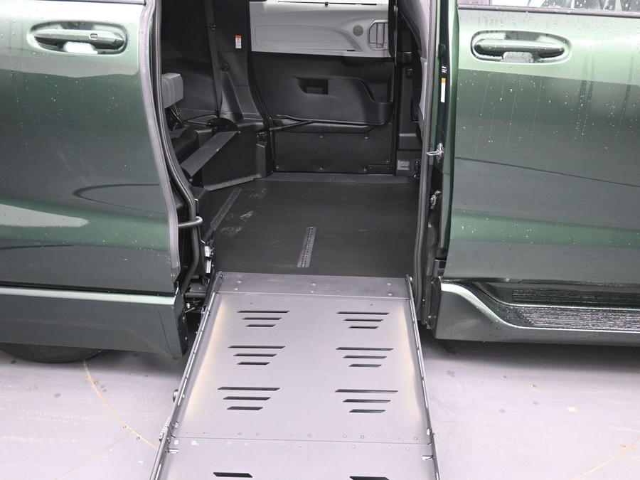 New 2026 Toyota Sienna Hybrid LE - BraunAbility Side Entry Fold Out Automatic Ramp