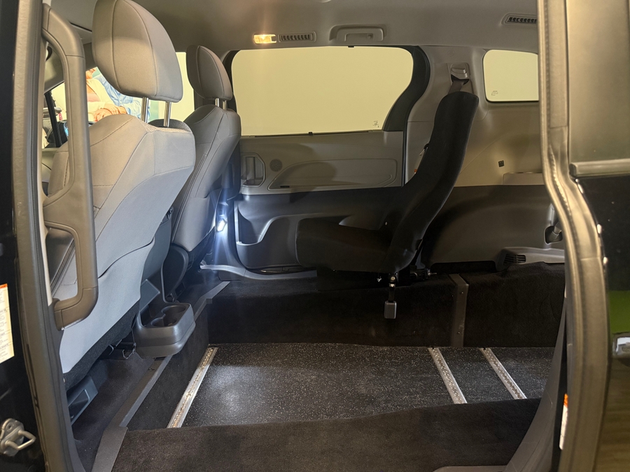 Imagen de la Toyota Sienna negra número 9