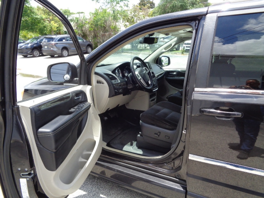 Used 2014 Chrysler Town and Country Touring - BraunAbility Side Entry Entry Fold Out Automatic Ramp