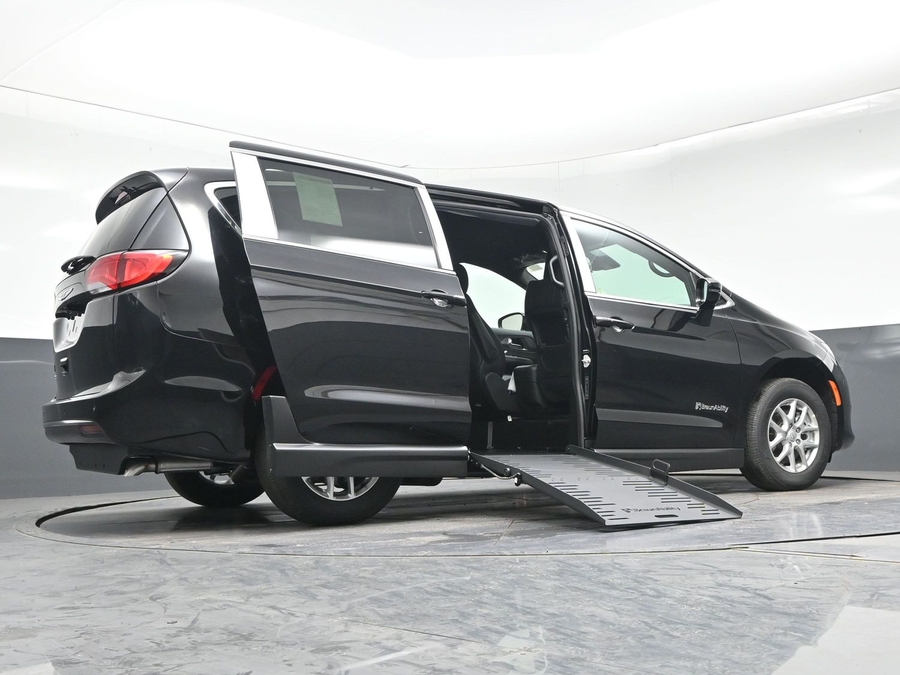 Black Chrysler Voyager image number 18