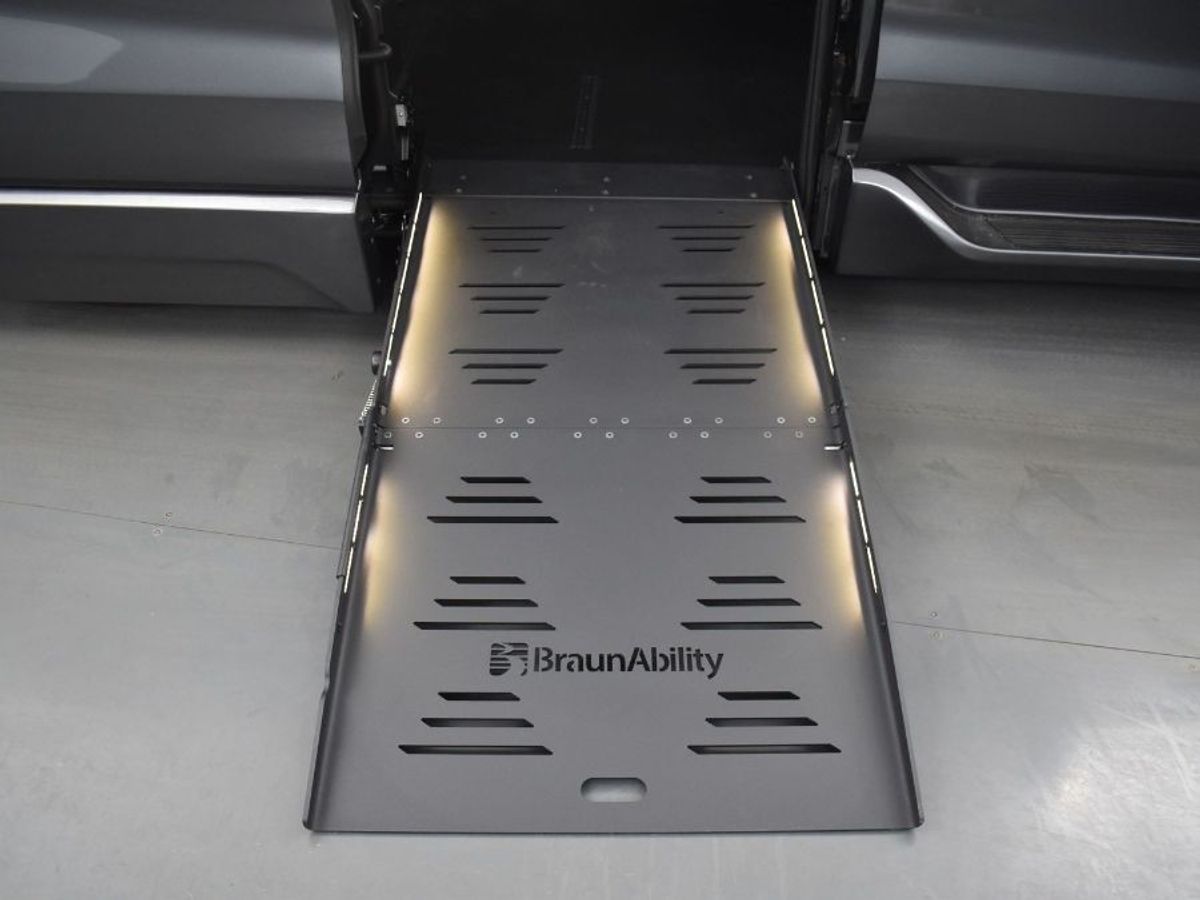 Grey Toyota Sienna image number 10