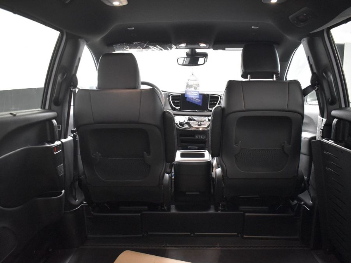 2025 CHRYSLER VOYAGER - Image 15