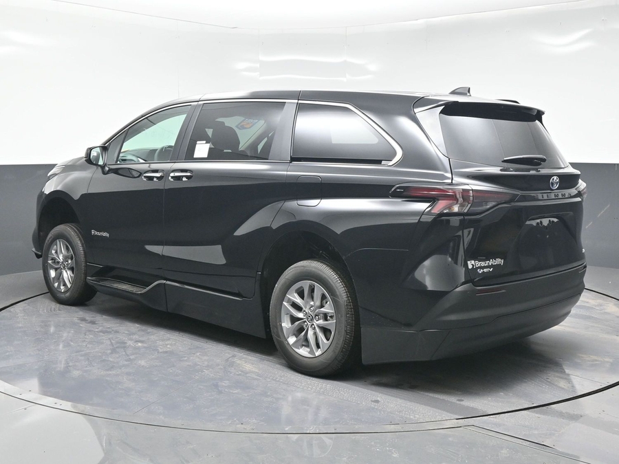 New 2025 Toyota Sienna Hybrid XLE Base - BraunAbility Side Entry Entry Fold Out Automatic Ramp