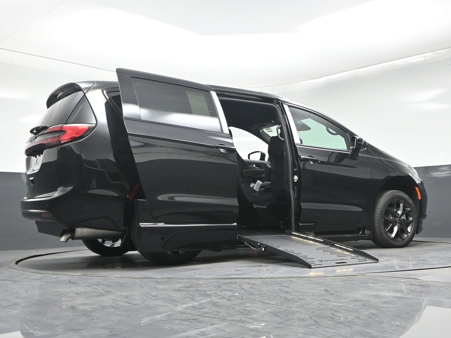 New 2026 Chrysler Pacifica Select Sport - BraunAbility Side Entry Fold Out Automatic Ramp